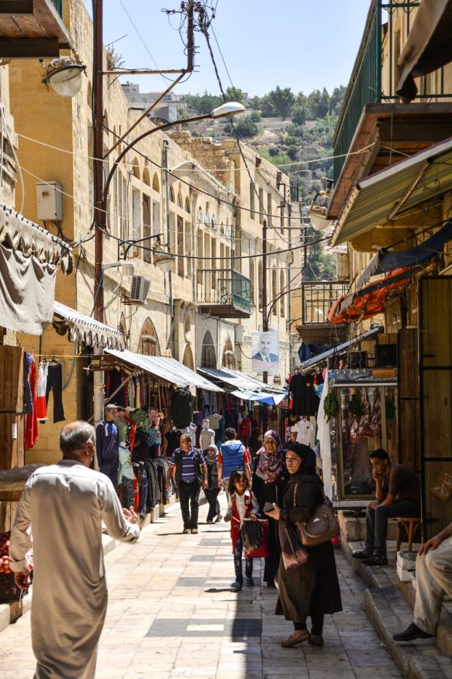 OK KLTRLLK MMARYE DE YANSIDI    Yerel Balqa vilayetinin (rdn'n 12 vilayetinden biri) eski turizm mdr Ayman Abu Rumman, "Es-Salt, dou ile bat arasnda, l ile ehir merkezleri arasnda bir buluma yeri haline geldi. Bu durum kentin mimarisine de yansd? diye konutu.