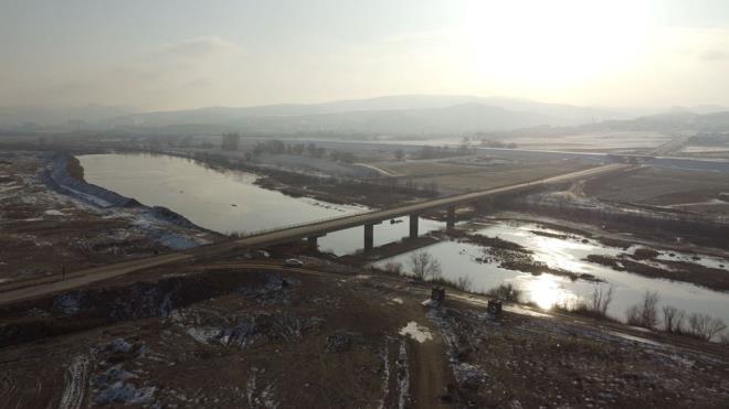 Sivas?ta aralklarla etkili olan kar ya, yerini souk havaya brakt. Birka gndr sfrn altnda seyreden scaklklar, hayat olumsuz etkiledi.    Hava scaklnn sabah saatlerinde sfrn altnda 14 derece olarak lld kentte, Karyaka Mahallesi yaknlarndaki Serpincik Gleti'nin yzeyi tamamen buz tuttu.