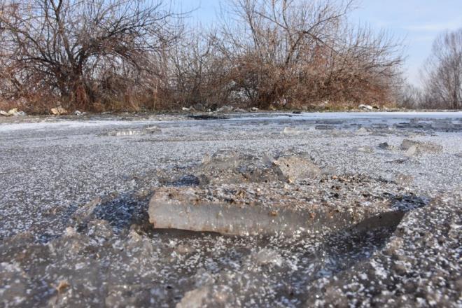 leden doan ve bin 355 kilometreyle Trkiye'nin en uzun nehri olan Kzlrmak Nehri de dondu. Sivas'tan doup, Karadeniz'e dklen Kzlrmak'n Esenyurt Mahallesi civarndaki blmlerinde suyun yzeyinde buzlar olutu.