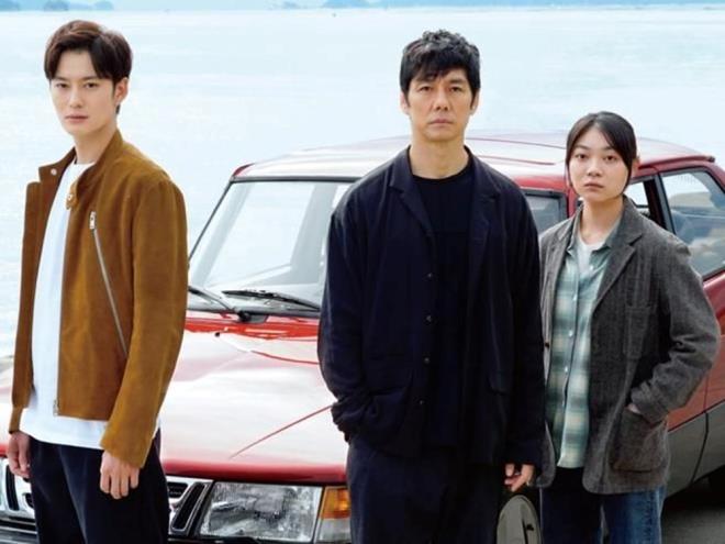 Filmin ynetmeni Rysuke Hamaguchi, 1978 Japonya doumlu. Tokyo niversitesi?nde Estetik Sanat alannda lisans eitimi grdkten sonra, Film ve Yeni Medya Enstits?nden mezun oldu.    2008 yapm mezuniyet filmi Tutku, San Sebastian Film Festivali sekisinde yer ald. Mezun olduktan sonra bir belgesel dizisinin ynetmenliini stlendi ve pek ok kurmaca filme imza att. 2021 yapm arkfelek ile Berlin Film Festivali?nde Jri Byk dl?ne layk grlen ynetmen, yine 2021 yapm Drive My Car ile Cannes Film Festivali?nde En yi Senaryo, Ekmenik Jri ve FIPRESCI dllerine layk grld.
