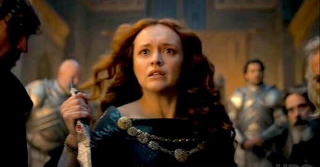 Bir baka sahnede Olivia Cooke'un canlandrd Alicent Hightower karakteri elinde hanerle grlyor.