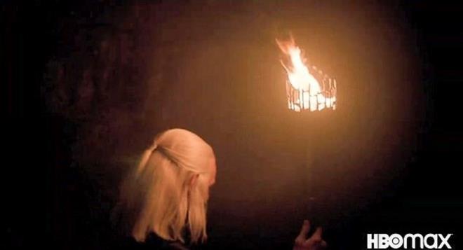 Yaynlanan House of the Dragon sahnelerinde Matt Smith?in canlandrd Daemon Targaryen karakteri fener tarken grlyor.    Bir baka sahnede ise Daemon?un olduu dnlen House Targaryen yz tayan bir el, byk bir klc tutarken ekrana yansyor.       nc sahnede ise bir Targaryen karakteri, ikonik Demir Taht?a yrrken ?Bizi hayaller kral yapmad. Ejderhalar yapt? szleri duyuluyor.