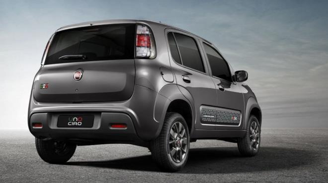 Gri renkteki aracn zerinde 'Bir Efsanenin Hikayesi' yazan kartmalar yer alyor.