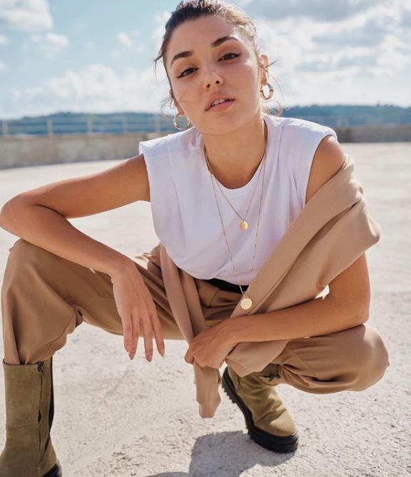 te yandan getiimiz gnlerde rol alaca ilk sinema filmi Mest-i Ak'n setinden fotoraflar paylaan baarl oyuncu filmde Kimya Hatun karakterini canlandracak.