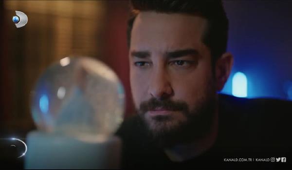 Her blmyle fark yaratan ve Glseren Budaycolu'nun ayn adl kitabndan uyarlanan Camdaki Kz dizisinde Hande Erel'in oynayaca rol de medya kulislerine dt.