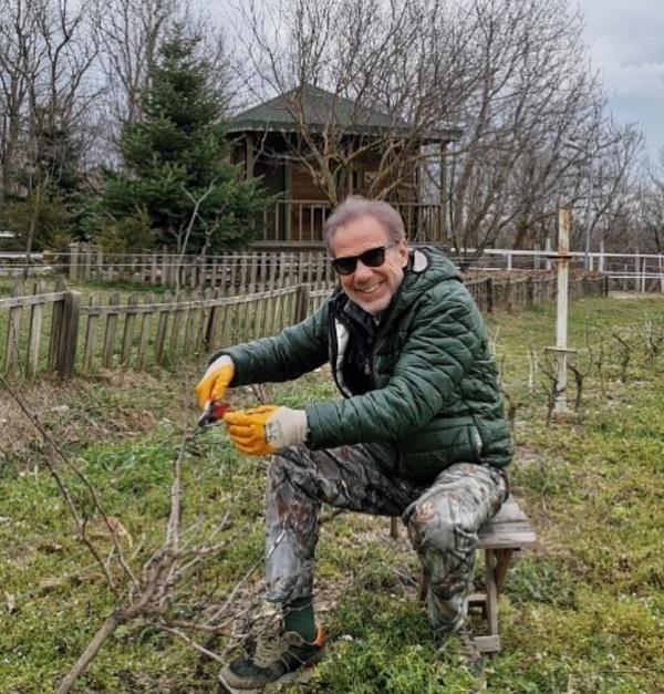 Memleketi Adana?da kardelerinin evinin nne taziye adr kuruldu<br>    te yandan Faruk Tnaz iin memleketi Adana?da kardelerinin evinin nne taziye adr kuruldu. Aabeyinin lmnden dolay ailece derin znt yaadklarn belirten Tnaz?n kz kardei Fatma Nur Aka (59), Trkiye?nin nemli bir deer kaybettiini dile getirdi. Tnaz?a yaklak 2-3 yl nce pankreasndaki kk bir lekeden tehis konulduunu anlatan Aka, tedavi sreci boyunca aabeyinin fizik olarak gl kaldn, zamanla hastal artt iin son gnlerinde yrmekte zorlandn belirtti.