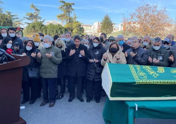 nl sanatnn cenazesi yarn memleketi Adana?ya gtrlerek, Kabasakal Camii'nde le vakti cenaze namaz klndktan sonra Kabasakal Mezarl'na defnedilecek. Tnaz iin Veliefendi Hipodrumu?nda yaplan veda trenine katlanlar arasnda Trkiye Jokey Kulbnn Bakan Serdal Adal, Trkiye Jokey Kulb Asli yesi Can Gven, air ve bestekar Ahmet Seluk lkan?da vard.