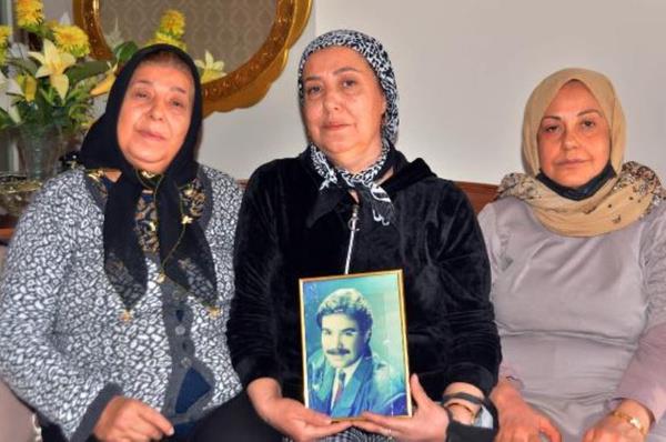 Ablalar Faruk Tnaz' rahmetle and: Kimseyle polemie girmezdi!  <br>  Faruk Tnaz?n sanat dnyasnda herhangi birine krgnl ya da kzgnl olmadn vurgulayan Aka ?Faruk aabeyim karakteri gerei krgnlk ve ksknl yapsnda tamazd. yiliksever, kardaki insann derdiyle dertlenen biriydi. Sanat arkadalar onu ok severdi. Hi kimseyle polemie girmezdi. Mert, onurlu bir sanatyd.