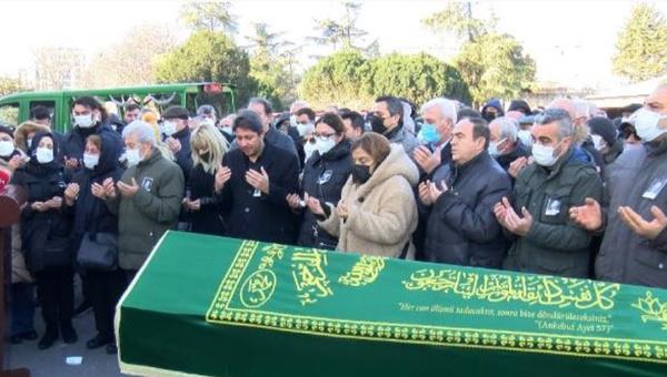 Veliefendi Hipodrumu eref Tribn nnde sanatya veda treni  <br>   Atlar ok sevdii ve at sahibi de olduu bilinen Trkiye Jokey Kulb asli yesi olan Tnaz iin Veliefendi Hipodrumu eref Tribn nnde sanatya veda treni dzenlendi.