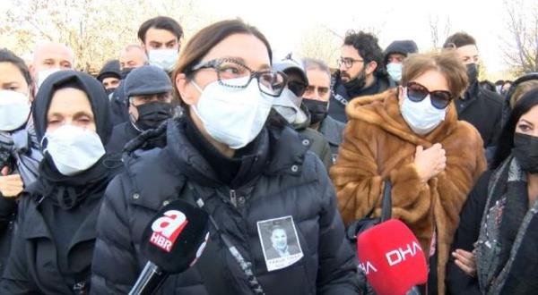 Canan Tnaz: Su duyurusunda bulunduk!  <br>  Faruk Tnaz'n ei Canan Tnaz, bugn Veli efendi Hipodromu'ndaki veda treni sonras gazetecilere yapt aklamada, nl sanatnn lmne dair arpc bir iddiada bulundu.