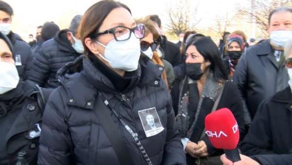 "10 yldr ekrana kmyordu, ekrana kmas iin zor ikna etmitik"<br>    Trende konuan air ve bestekar Ahmet Seluk lkan ise , "10 yldr ekrana kmyordu, ekrana kmas iin zor ikna etmitik. Sanki o veda gecemiz oldu" dedi. Sanatnn cenazesi yarn memleketi Adana'ya gtrlerek, Kabasakal Camii'nde le vakti cenaze namaz klndktan sonra Kabasakal Mezarl'na defnedilecek.