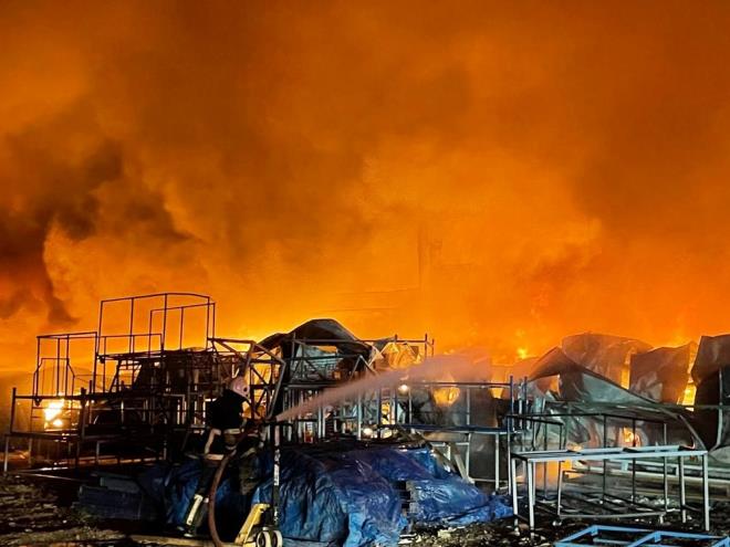 Ksa srede byyen alevler fabrikann imalat ve sevkiyat blmne de srad.