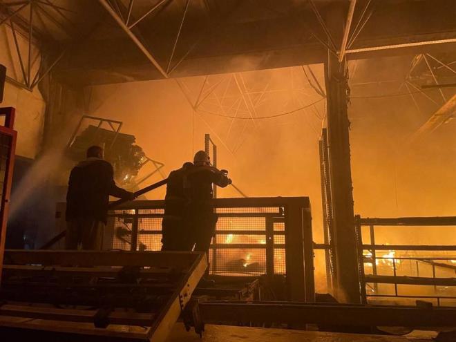 Dzce, Bolu, Kocaeli ve Sakarya'dan gelen itfaiye ekipleri yangna mdahale ediyor. almalara AFAD ve gnllleri ile Dzce Arama Kurtarma Ekibi (DAKE) de destek veriyor.