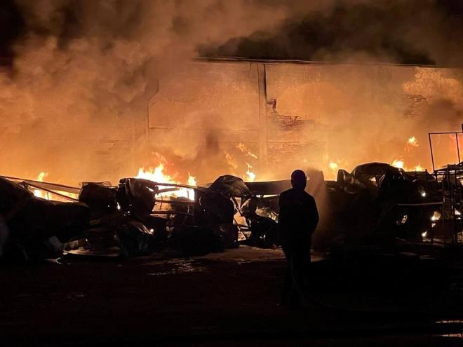 Yangn srasnda hafif yaralanan 2 kii ambulansla hastaneye kaldrld, youn dumandan etkilenen 20 kiiye salk ekiplerince ayakta mdahale edildi.