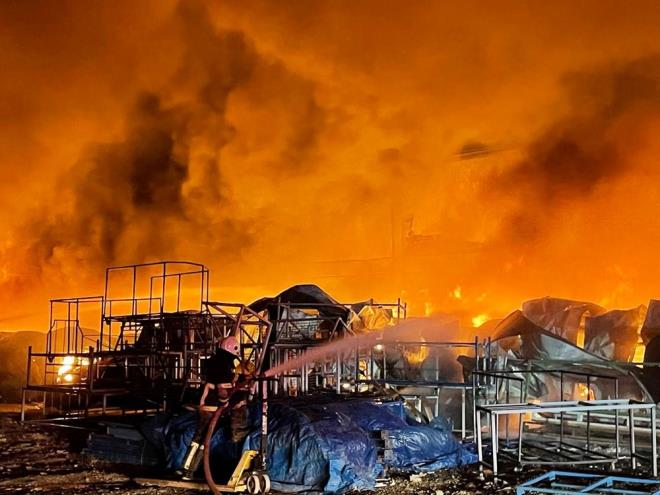 VALLKTEN AIKLAMA    Valilikten yaplan aklamada, u bilgilere yer verildi:    "limiz Doanl kynde bulunan lkemizin nemli mobilya fabrikalarndan birisinde akam saatlerinde kan yangn sonras btn kurumlarmz, evre illerden gelen destek ekiplerle yangna mdahale iin seferber olmulardr. lk mdahale sonras yangn kontrol altna alnm olup, itfaiye ekiplerinin sndrme ve soutma ilemleri devam etmektedir. Devletimiz tm kurumlaryla gerekli mdahaleleri yapmaktadr. Gemi olsun."