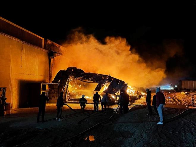 tfaiye ekiplerinin uzun uralar sonucu retim ve sevkiyat blmndeki yangn kontrol altna alnd, depolama ksmndaki yangna mdahale sryor.    Dzce Valisi Cevdet Atay da olay yerine gelerek almalar takip etti.