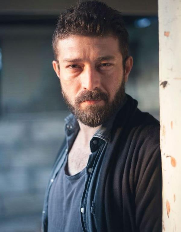 Bu yl Devlet Tiyatrolar Genel Mdr Yardmcl grevini yrten deneyimli oyuncu Emre Baer birok tiyatro oyununda yer ald.