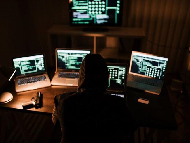 Fidye yazlm saldrlar byk bir sorun olmaya devam etti  <br>  2021?de, bilgisayar korsanlarnn bir bilgisayar sistemine eritii ve esasen para iin bir irketi rehin tuttuu fidye yazlm saldrlarnn ciddi bir ekilde artt bir yl oldu.<br>    Mays ayndaki byk bir saldr, altyaplarn bu tr sulara kar savunmaszln gsterdi.  ABD'deki en byk yakt boru hatlarndan biri olan Colonial Pipeline, a bir siber saldrya uradnda operasyonlar durdurmak zorunda kald. Colonial Pipeline'n CEO'su daha sonra irketin an tekrar alr duruma getirmek iin 4,4 milyon dolar fidye dediklerini aklad.  Haziran aynda, Adalet Bakanl'na sahip ABD'li mfettiler, Colonial Pipeline saldrsnn arkasndaki bilgisayar korsanlarna denen 2.3 milyon dolarlk kripto para birimini geri aldklarn syledi.