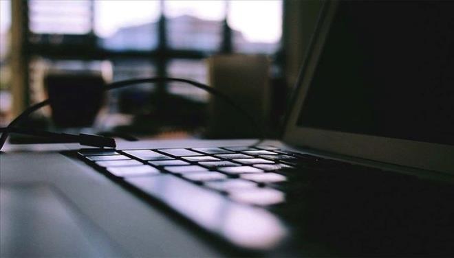 ki kesinti internetin ounu bir anda kullanlamaz hale getirdi  <br>  ki haftadan ksa bir srede internetin byk bir blm kt, ou insann adn bile duymad teknoloji irketlerindeki kesintiler herkesi akna evirdi.  <br>  Kesintiler hzl bir ekilde tespit edildi ve ksa srd, ancak internete ne kadar baml olduumuzun ve alt yaplarn ne kadar gvenilmez olabileceini gsterdi.  <br>  lk olarak, 8 Haziran'da Reddit, CNN, Amazon ve dierleri dahil olmak zere saysz web sitesi Fastly ierik datm andaki bir kesinti nedeniyle karard. Ardndan, 17 Haziran'da, benzer bir irket olan Akamai Technologies'deki bir sorun, Southwest Airlines, United Airlines, Commonwealth Bank of Australia ve Hong Kong Menkul Kymetler Borsas'na ait olan web sitelerini durdurdu.    Fastly kesintisi bir dakika iinde fark edildi ve etkilenen web sitelerinin ou iin bir saatten az srd, Akamai ise mterilere sorunu saniyeler iinde bildirdi ve sorunu drt saat iinde zebildi.  Bunlar yln tek byk internet arzalar deildi: Aralk aynda, Amazon'un bulut biliim hizmeti Disney+, Slack, Netflix, Hulu ve dierleri iin sorunlara yol aan  kesinti yaad. Ayrca, ok nemli tatil sezonunda Amazon'un lojistik operasyonlarn kesintiye uratt.