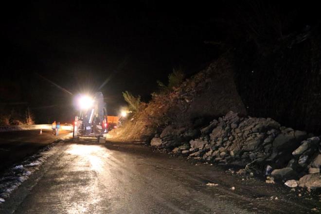 Zonguldak'ta heyelan nedeniyle kaya ve toprak paralarnn dt kara yolunda ulam kontroll salanyor.