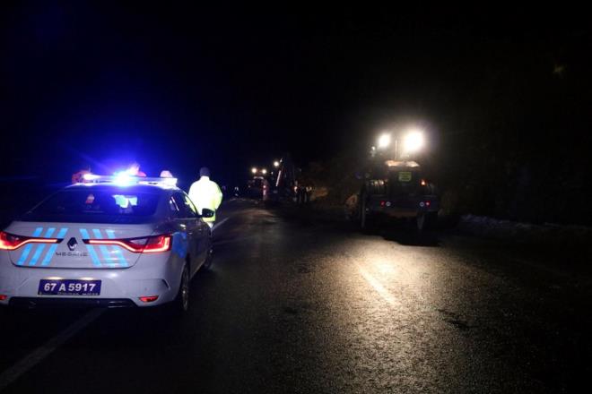 Olay yerine gelen polis ekipleri, heyelan tehlikesine kar nlem alrken, aralarn geiine bir sre bekletildikten sonra izin verildi.