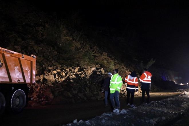 Zonguldak-Ankara karayolunun 18. kilometresinde yamatan den kaya ve toprak paralar, kara yolunun Zonguldak istikametinin trafie kapanmasna neden oldu.