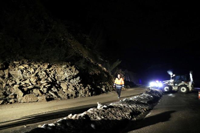 Karayolu ekiplerinin ok sayda i makinesiyle alma yapt yolda ulam, blnm yolun dier blmnden ift ynl salanyor.