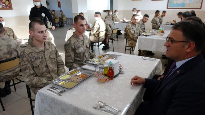 Altan Gider de ayn yerde grev verdikleri iin komutanlarna teekkr etti.