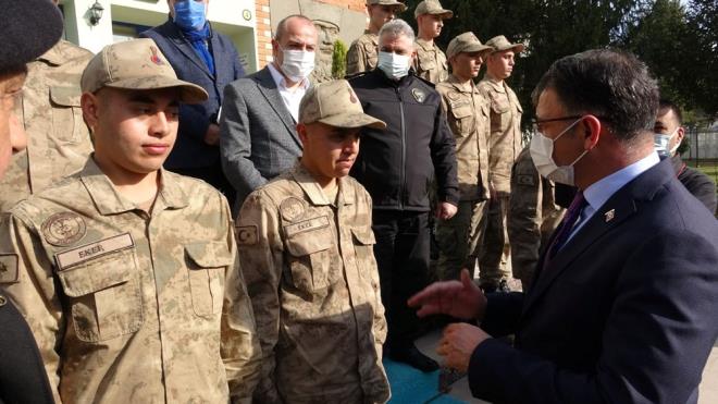 kizlerden Alper Gider, doduklarndan bu yana birlikte olduklarn dile getirerek, "Burada da ayrmadklar iin komutanmza teekkr ediyorum. Koularmz ayn, altmz yerlerimiz ayn" dedi.