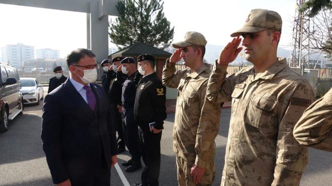 Tokat Valisi Ozan Balc, Belediye Bakan Eyp Erolu, l Jandarma Komutan Albay Bahri Bostanc, l Emniyet Mdr Armaan Adnan Erdoan, l Genel Meclis Bakan Erol Duyum, l zel daresi Genel Sekreteri Recep Gke ve Tokat Ar Ceza Mahkemesi Bakan Mehmet Ali Turgut Alp, vatani grevini yapan ikizlerle l Jandarma Komutanlnda bir araya gelerek, birlikte yemek yedi.