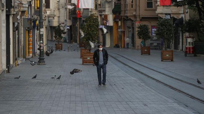 LKE GENELNDE TAM KAPANMA  <br>  Nisan  <br>  Trkiye, Covid-19 tedbirleri kapsamnda nisan sonundan balayarak 17 Mays'a kadar sren ve kesintisiz sokaa kma kstlamasn ieren "tam kapanma" dnemine girdi.    Bu tarih aralnda retim, imalat, gda, temizlik, salk gibi alanlarda istisna tutulan kurulular hari tm i yerlerinin faaliyetlerine ara verildi, ehirler aras seyahatlerin tamam izne tabi oldu, anaokulu, kre, 8'inci ve 12'nci snflar dahil eitim kurumlarnn tmnde yz yze eitime ara verildi, tm snavlar ertelendi.<br>Aile ve Sosyal Hizmetler Bakanlna Derya Yank, alma ve Sosyal Gvenlik Bakanlna Vedat Bilgin, Ticaret Bakanlna Mehmet Mu getirildi.  <br>  Irak'n kuzeyinde Metina ve Avain-Basyan blgelerindeki terrist hedeflerine e zamanl olarak Pene-imek ve Pene-Yldrm operasyonlar balatld.