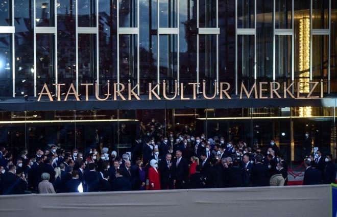 ATATRK KLTR MERKEZ AILDI  <br>  -Saadet Partisi Yksek stiare Kurulu Bakan Ouzhan Asiltrk, Milli SHA'larn nc ismi Baykar Ynetim Kurulu Bakan zdemir Bayraktar, Milliyet Gazetesi yazar Sami Kohen ve Bat mziinin Trkiye'deki nclerinden Durul Gence ekim aynda hayata veda etti.  <br>  -stanbul'da yenilenen Atatrk Kltr Merkezi, 29 Ekim Cumhuriyet Bayram'nda trenle ald.