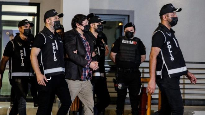 MEHMET AYDIN TRKYE'YE GETRLD    -Kamuoyunda "Tosuncuk" lakabyla tannan iftlik Bank kurucusu Mehmet Aydn Trkiye'ye getirilerek hakknda devam eden soruturma ve daha nce alan kamu davalar kapsamnda stanbul Havaliman'nda gzaltna alnd.