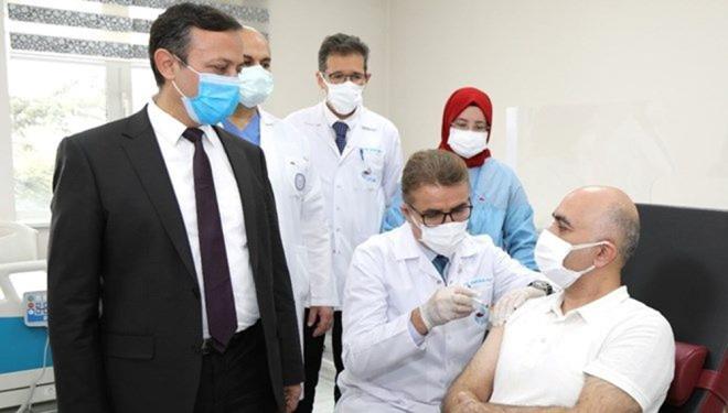 YERL AININ FAZ-2 ALIMALARI BALADI  <br>  Mart<br>    Covid-19 ile mcadelede "kontroll normalleme" srecine geilen mart aynda yerli a almalar hz kazand, Erciyes niversitesinde gelitirilen a adaynn Faz-2 almasnn ikinci dozu gnlllere uygulanmaya baland.