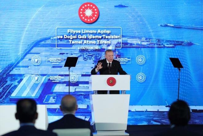 135 MLYAR METREKPLK DOAL GAZ KEF  <br>  Haziran  <br>  Fatih Sondaj Gemisinin, Sakarya gaz sahasndaki Amasra-1 kuyusunda 135 milyar metrekplk yeni doal gaz kefi Trkiye'de haziran aynn nemli olaylar arasnda yer ald.