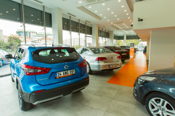 kinci elde fiyatlar geveyecek  <br>  Dviz kurunun gerilemesinin ara fiyatlarna etkisine dikkat eken Yaln, ?Markalar sfr otomobillerin fiyatlarn hzlca geri ekebiliyor ama ikinci el piyasasnda yle olmuyor. Bu piyasadaki ara fiyatlar genelde biniciler, esnaf dediimiz galericiler, yetkili satclar tarafndan belirleniyor. Yaz aylarnda yksek maliyetli ikinci el ara alan kiiler, fiyatlar sfr otomobillerdeki gibi gevetemiyor. Ama gevetmek zorunda kalacaklar.