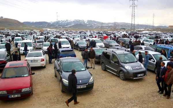 ip krizi hafifleyecek<br>    Sektrdeki en nemli sorun sfr otomobillerdeki ip krizi olmasna dikkat eken Yaln, ?Bu krizden kaynakl ara tedariinde bolluk olumad. 2022?de eer piyasada sfr aralar artarsa ikinci ele talep kaymaz ki bu ynde sinyaller de alyoruz. ip krizinin biraz daha hafifleyecei, lkemizde ve globalde ara retiminin artacan dnyoruz. Bylece olunca talep daha fazla ikinci el otomobillere kaymayacak ve sfr aralarla aralarnda bu kadar fiyat uurumu olmayacak. Ama ne sfrda ne de ikinci el aralarda fiyatlar eskiye dner. nk dviz kuru belli bir seviyeye kt. Otomobil reticilerinin masraflar dvizle kt? diye konutu.