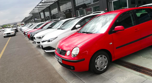 Tabi dviz kurunun belli bir oranda sabit kalmas nemli bir kriterdir. Ocak aynda dviz kurundaki geri gelme devam ederse ikinci el arabalarda fiyatlar 1 ay sonra daha dk seviyelere gelecektir diye ngryoruz. Yzde 50 orannda fiyatlarda d olacan dnyoruz? ifadelerini kulland.