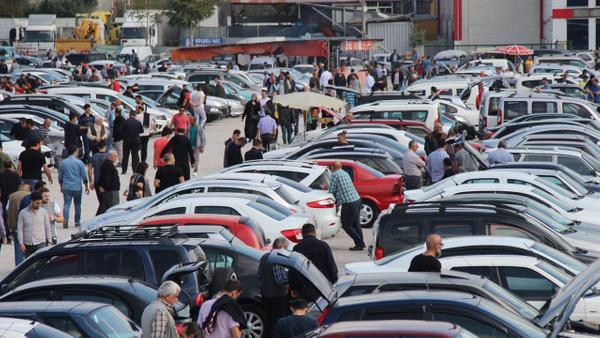 Sfrda yzde 15 gerileme<br>    Sfr kilometre aralarn fiyatlarndaki gerileme yzde 15?lere yaklat. ndirimin devam etmesini bekliyoruz. u anda sfr kilometre ara fiyatlaryla ikinci el otomobil fiyatlar arasnda uurum var. Sfr otomobillerde yzde 40 gibi fiyat art olmutu bu ikinci elde yzde 200?leri buldu. Hatta model baznda yzde 300-400?lerde fiyat artlarn grdk? diye konutu.