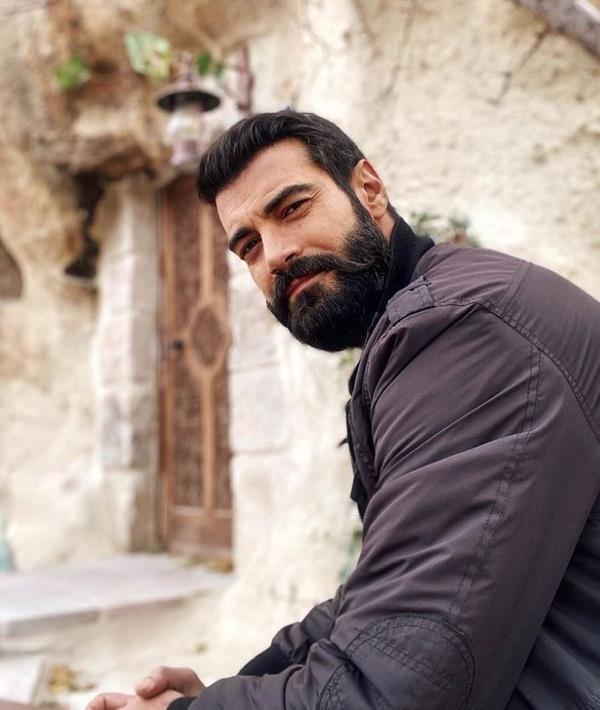 "ok hzl yaylan bir varyant olduu syleniyor. Kendinize dikkat edin"  <br>  40 yandaki nl oyuncu sosyal medya hesabndan yapt paylamla koronavirse yakalandn duyurdu. Oyuncu paylamnda "ki yln sonunda dn yaplan Covid-19 testim pozitif kt. Grip benzeri bir durum yayorum. u an iin iyiyim. ok hzl yaylan bir varyant olduu syleniyor. Kendinize dikkat edin. Yeni yln ilk haftasna kadar karantinada olacam. 2022'de salkla grmek dileiyle" ifadelerini kulland.