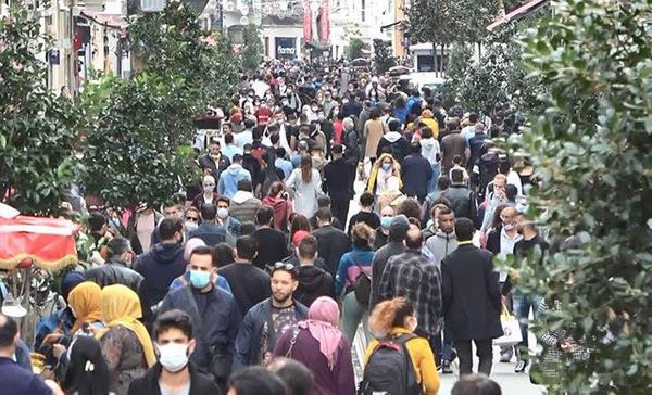 Ankara ehir Hastanesi Mikrobiyoloji Uzman Prof. Dr. Hakan Ouztrk, "Bu ylba gerekten vakalarn art olmamas adna tm vatandalarn dikkat etmesi gereken bir zaman aral olacaktr" dedi.  Tedbirlere sk ekilde uyarak vaka artnn nne geilebileceini syleyen Ouztrk, u aklamay yapt:    "Maske, mesafe ve bireysel tedbirlerde en nemli yeri olan, maalesef geen yllara gre azalan dezenfektan kullanmn da ihmal etmememiz gerekiyor."