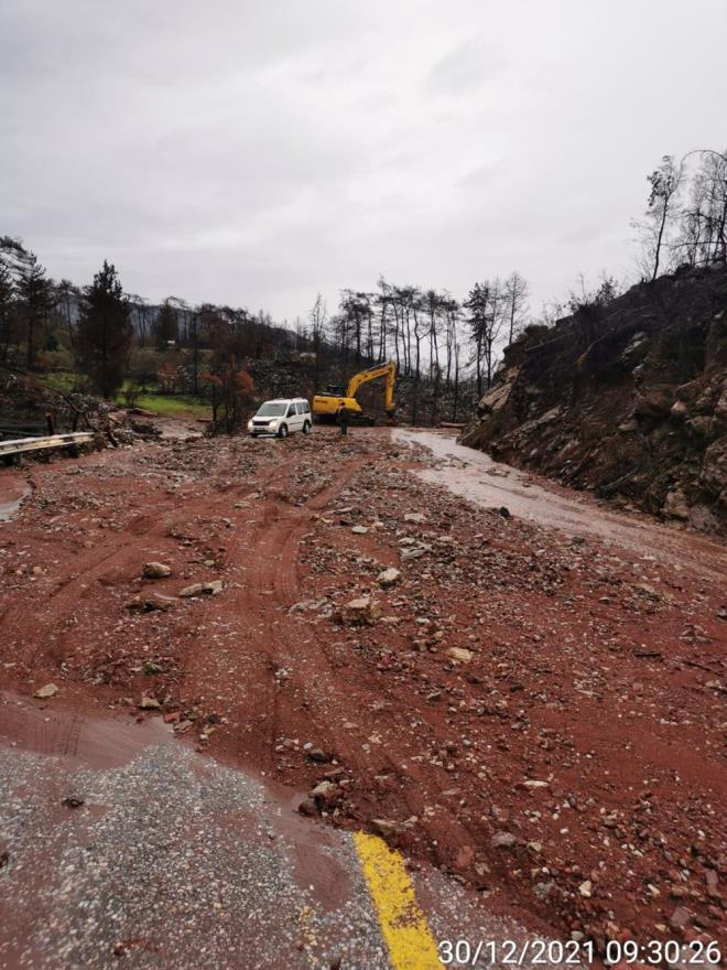 Selden zarar grp kapanan yollar belediye ekipleri tarafndan alyor.