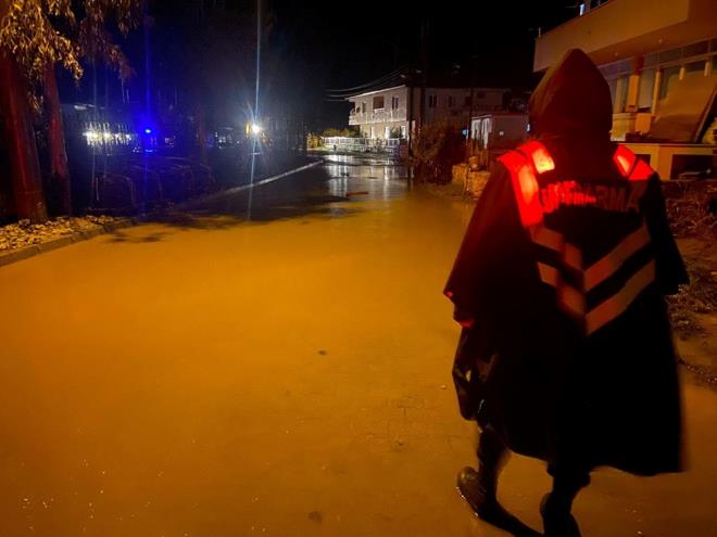 Krsal mahallelerde jandarma ekipleri, madur vatandalar iin 24 saattir yardm iin almalarna devam ederken, kapanan yollarn alma almalar belediye ekipleri tarafndan srdrlyor.