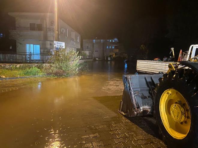 Marmaris?te dn akam saatlerinde etkili olan ve zaman zaman hzn arttran saanak hayat olumsuz etkiledi.    Yalar, toprak kaymalarna sebep olarak krsal mahalle yollarnn kapanmasna neden oldu.