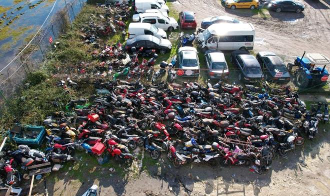 Trafikten men edilen, herhangi bir ceza sebebiyle otoparka ekilen aralar, yllardr rmeye yz tutmu halde bekliyor. Kocaeli'deki yediemin otoparknda da binlerce motosiklet terk edildi. 2009 ylndan bu yana sahibini bekleyen motosikletler, yllar ierisinde hem deer kaybetti hem de rmeye yz tuttu.