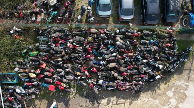 "BURADA MLL SERVET YATMAKTA"    2009 ylndan bu yana yediemin otopark iletmecilii yaptn syleyen Murathan Bostan, "Faaliyete baladmz gnden bugne otoparkmzda bulunan motosiklet says bin 500' am durumda. Bu durumdan biz yediemin otopark iletmecileri olarak ikayetiyiz. Vatandalara kazandramadmz gibi devletimizde bu aralardan hibir ekilde gelir elde edemiyor. Burada milli servet yatmakta" ifadelerini kulland.