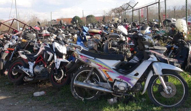 "HER GN YAKLAIK 10 MOTOSKLET ATILIYOR"    Her gn yaklak 10 adet motosikletin ekilip yediemin otoparkna konulduunu kaydeden Bostan, "Bu aralar piyasaya kazandrlrsa, tamirci tamirciliini yapp para kazanacak, devlet vergisini alp gelir elde edecek, akaryakt istasyonlar benzinden parasn kazanacak yani herkes bu aralardan bir ekilde kar elde edecek. Bir yl otoparkta bal kalm motosikletin 1 yllk otopark getirisi yaklak bin 500- 2 bin TL civarnda. 2009?dan ylndan beri otoparkmzda bekleyen motosikletler var. Trafikten men edildii iin vergi ilemiyor diye bir ey yok. Muayene cretleri, aylk faizleri, yllk vergileri stne koyuyor. Bir motosikletin bir yllk burada yatma creti vergisiyle birlikte 3-3 bin 500 TL?yi buluyor" dedi.