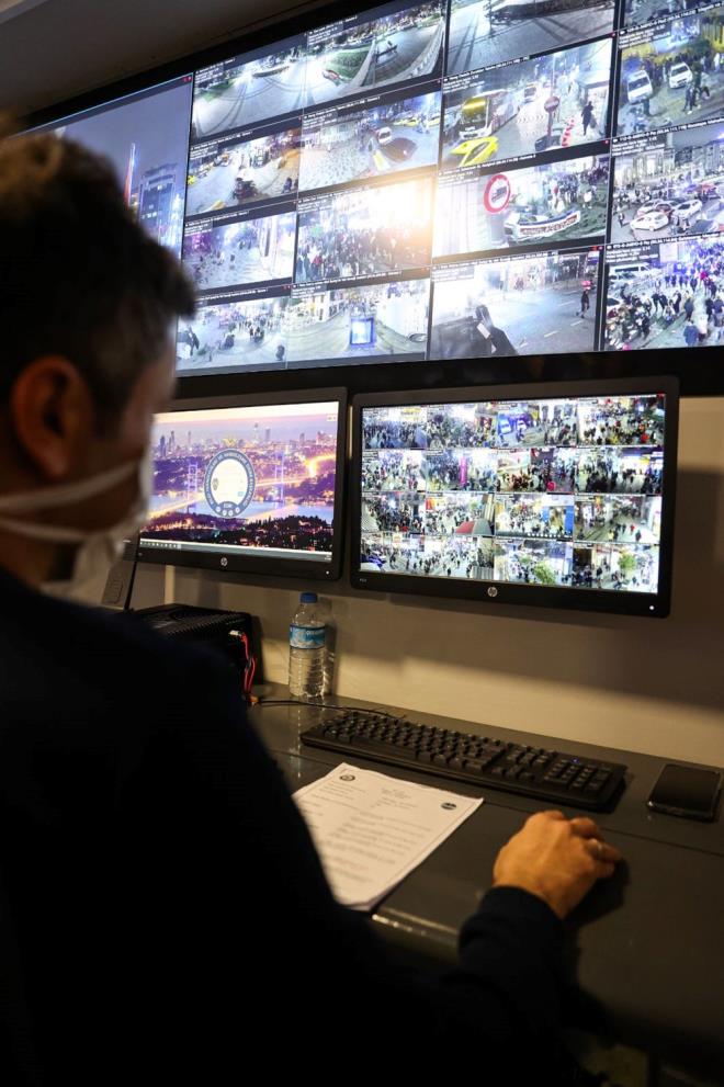 Herhangi bir olumsuzlukta sahada grev yapan polislere bildiriliyor.