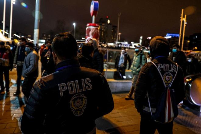 Yeni yla Taksim'de girmek isteyen vatandalarn huzur ve gvenliini salamak iin Taksim Meydan ve stiklal Caddesi'nde gvenlik tedbirleri alnd.