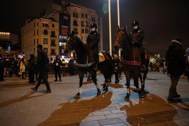 stanbul Emniyet Mdrlne bal atl polisler de Taksim Meydan'nda grev ald.